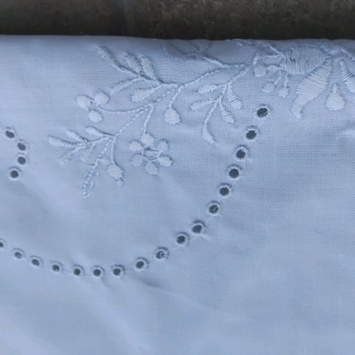 Rotonda set with hand-embroidered napkins like new