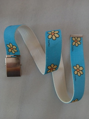Fabric belt with daisy pattern like new, adjustable metal clip