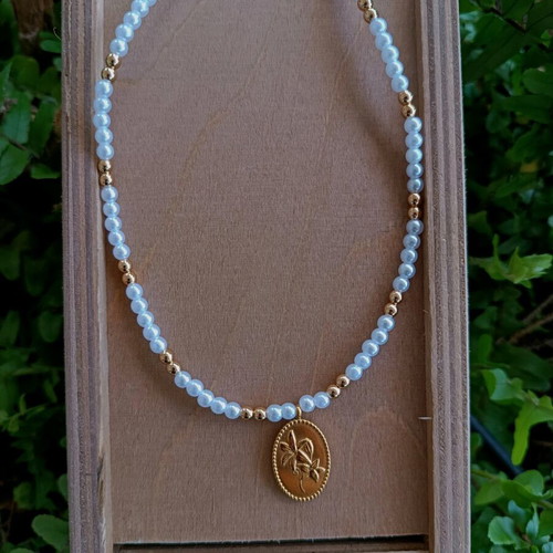 Handmade necklace with artificial pearls new, white and gold
