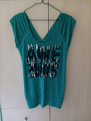 Dark green t-shirt with rhinestones like new, size M