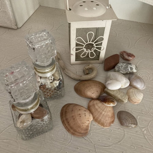 Decorations with seashells and sea stones, used