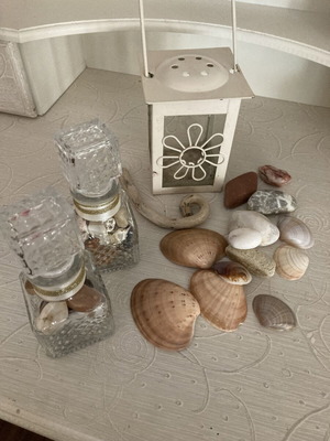 Decorations with seashells and sea stones, used