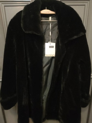Faux fur coat like new, black