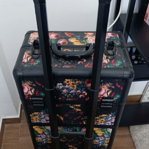 Aesthetic suitcase used, two-tier with accessories and adjustable compartments