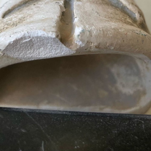 Γύψινη περικεφαλαία μεταχειρισμένη σε μαρμάρινη βάση