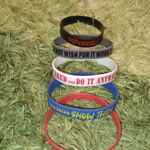 Set of 5 silicone encouraging bracelets like new, multicolor