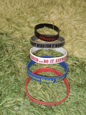 Set of 5 silicone encouraging bracelets like new, multicolor