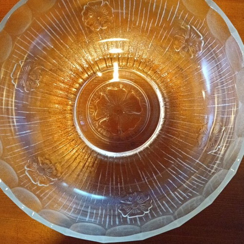 Large glass salad and fruit bowl like new with embossed floral design