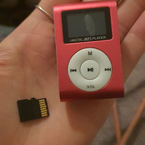 Mp3 used, fuchsia with battery issue
