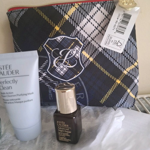 Estèe Lauder makeup bag with 3 new travel-size products