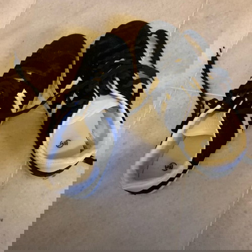 Αθλητικά παπούτσια νούμερο 39 μαύρα και άσπρα σαν καινούργια