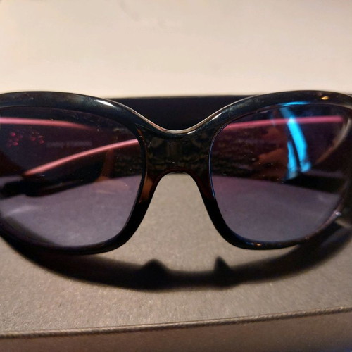 Sunglasses used with plastic frame and purple UV protection lens