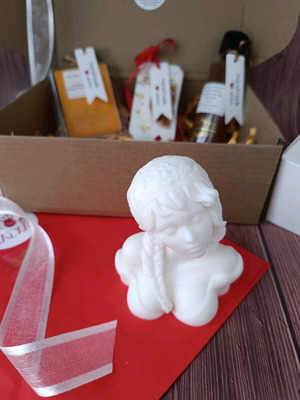 Luxury Gift Box with Vanilla Caramel Scented Decorative Candle and Aromatic Tablet