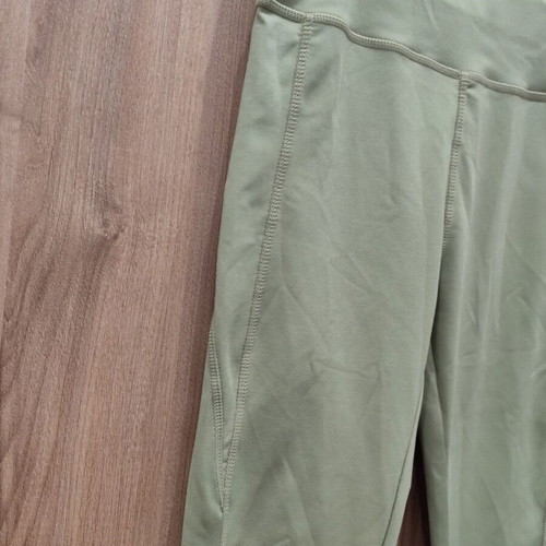 Capri 3/4 sage green sports leggings, size M