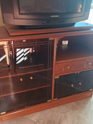 Έπιπλο τηλεόρασης σαν καινούργιο με ράφια, τζαμάκια και συρτάρι