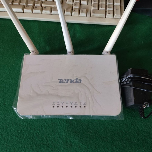 Tenda F3 Wireless N300 Router like new with power adapter