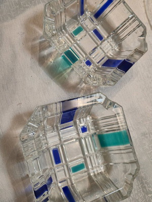 Set of 2 identical glass ashtrays like new