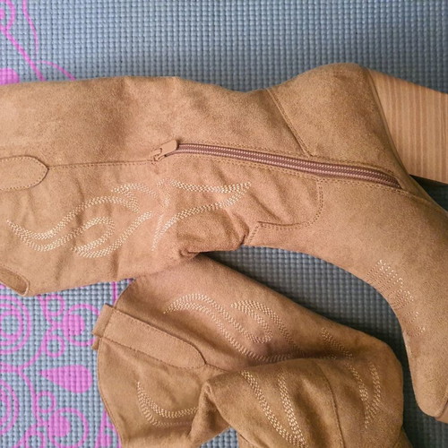 Western style boots new, size 36, beige suede with embroidery