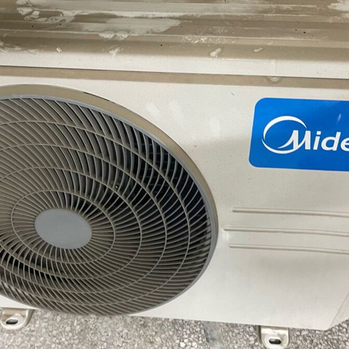 MIDEA Air Conditioner 9000btu used, no remote, refrigerant leak