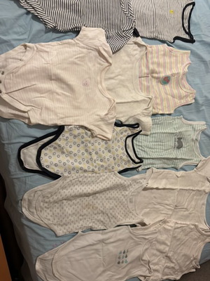 Baby bodysuits with buttons for 6-18 months like new, pack of 11
