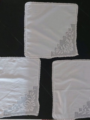 Set of 3 table linens like new