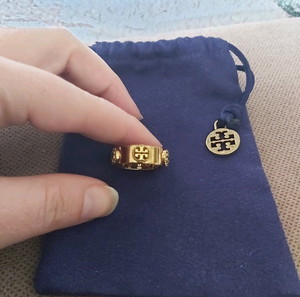 Υπέροχο δαχτυλίδι tory burch nr8