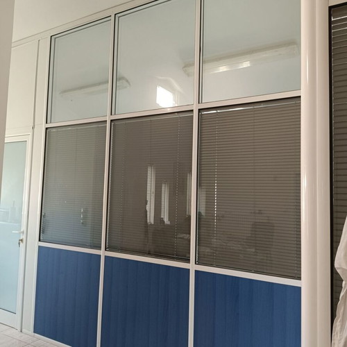 Office partitions with double glass and internal blinds, like new, 15m