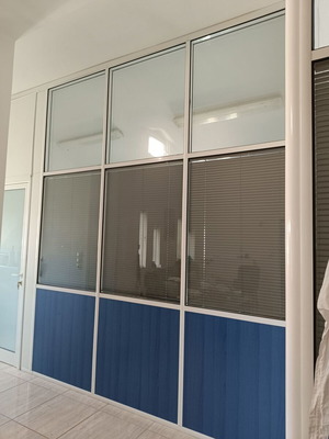 Office partitions with double glass and internal blinds, like new, 15m