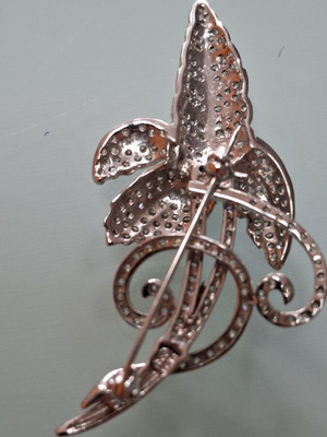 White gold brooch 14 carats, like new, 7x4 cm