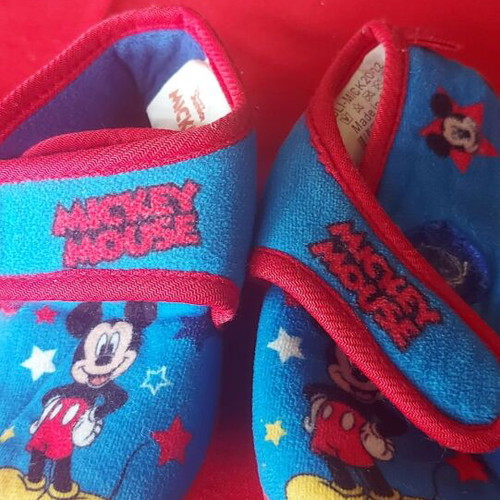 Boys slippers size 22 like new
