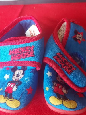 Boys slippers size 22 like new