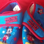 Boys slippers size 22 like new