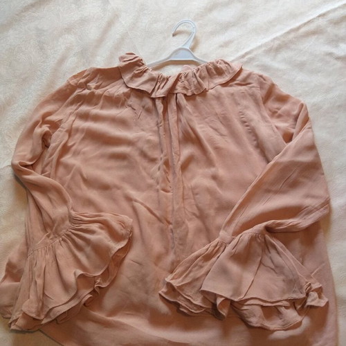 Women's blouse used with flounce in salmon color