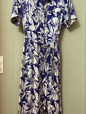 Passager midi dress with collar, buttons and belt, like new, size L