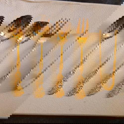 Σετ μαχαιροπίρουνων ανοξείδωτο 18/8 επιχρυσωμένο, σαν καινούργιο, με κουτί 15 τεμαχίων