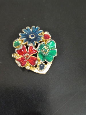 Vintage faux bijoux clip-on brooch used, multicolor
