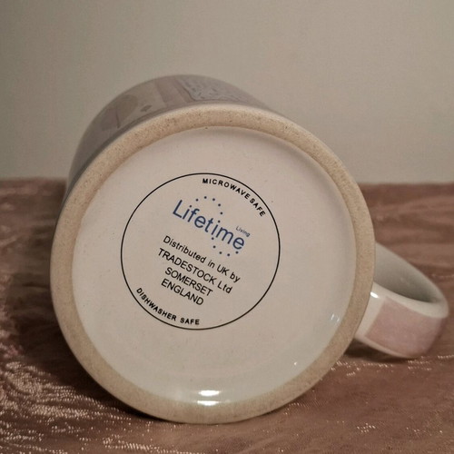 Pink mug with soft design, like new