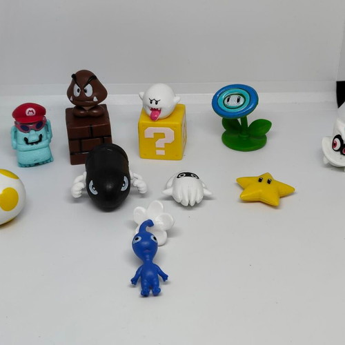 Super Mario Bros and Pikmin figure set like new, 10 pieces
