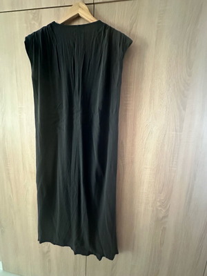 4tailors long black dress used with pronounced shoulders and drape