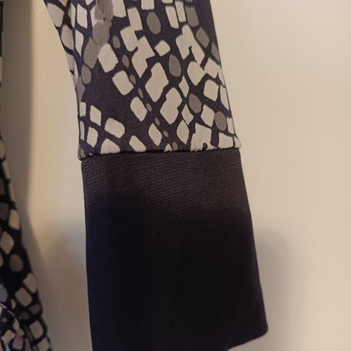 Kiabi Woman wrap dress like new with geometric black and beige pattern