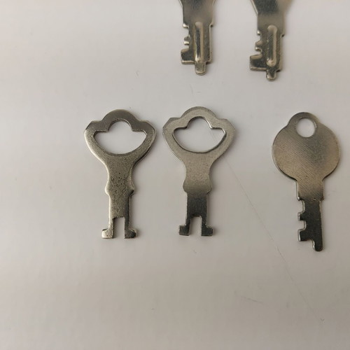 Lot of 14 old keys for suitcases and boxes used