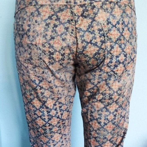 Please jeans used with floral print and leather emblem
