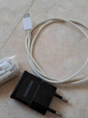 Φορτιστής Samsung με δώρο ακουστικά σε πολύ καλή κατάσταση