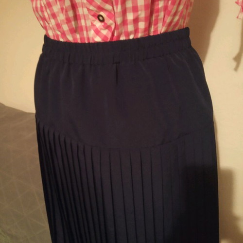Pleated blue skirt used with elastic waist, size 50