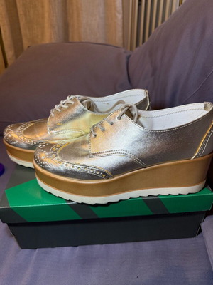 Loafers gold like new, size 40
