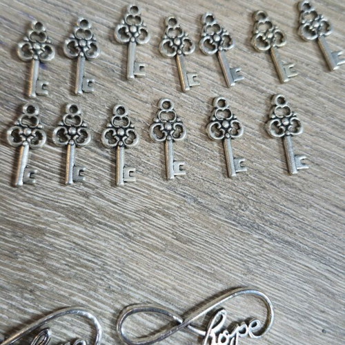 Metal charms like new, pack of 113 pieces