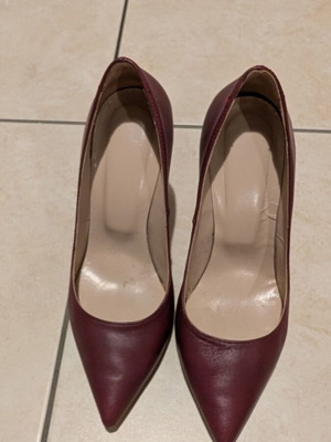 Leather pumps size 35 in red, like new
