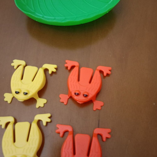 Jumping Frogs Kids Game with Green Leaf like new
