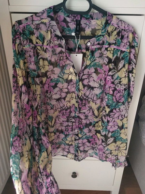 Mango floral shirt new, size XS, black and purple