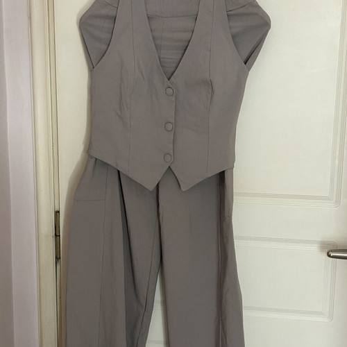 Bohoo gray suit with side pockets, stretchable